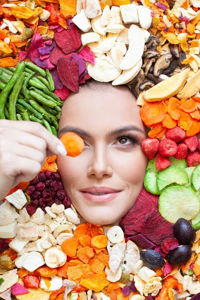 Pretty Young Woman Organic Fruits Vegetables Chips Healthy Snack Eating — Stock Photo, Image
