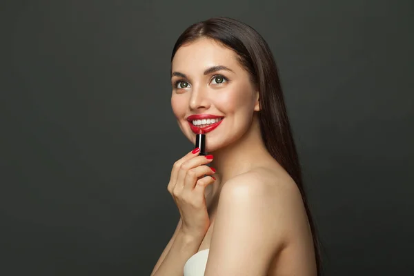 Jeune Belle Femme Heureuse Avec Rouge Lèvres Maquillage Rouge Lèvres — Photo