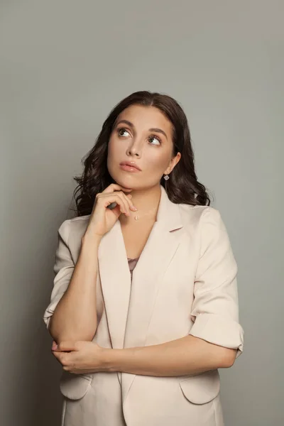 Mujer Pensante Sobre Retrato Fondo Gris —  Fotos de Stock