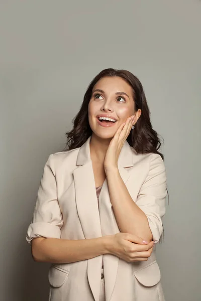 Feliz Mujer Negocios Sorprendida Traje Blanco Sonriendo Sobre Fondo Blanco —  Fotos de Stock