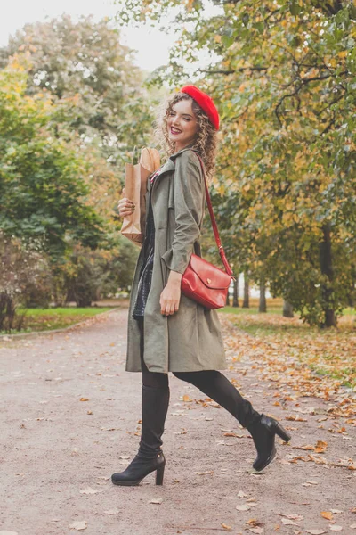 Herfst Portret Van Gelukkige Mooie Vrouw Rode Franse Baret Handtas — Stockfoto