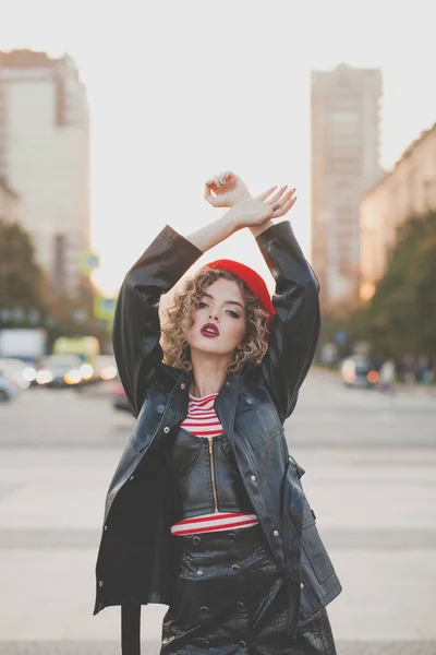 Retrato Belleza Moda Mujer Con Estilo Chaqueta Cuero Negro Boina — Foto de Stock