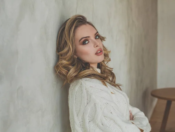 Hermosa Mujer Con Cabello Rizado Saludable Pie Cerca Pared Gris — Foto de Stock