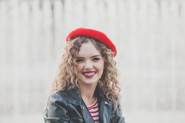 Gelukkig Jong Vrouw Rood Baret Portret — Stockfoto