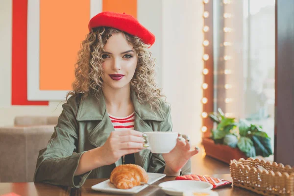 Vacker Leende Kvinna Som Dricker Kaffe Caféet Porträtt Ung Kvinna — Stockfoto