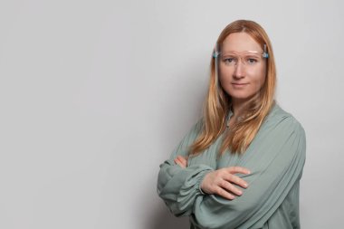 Korunaklı yüz kalkanları takmış olgun bir kadın. Koronavirüsü korumak için tasarlanmış.