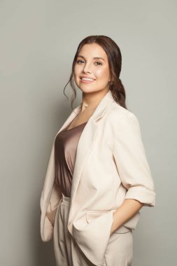 Beyaz takım elbiseli, kendine güveni tam bir iş kadını.