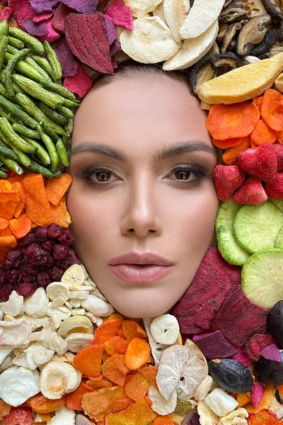 色彩艳丽的水果蔬菜片背景 健康饮食观念的可爱女性的肖像 — 图库照片