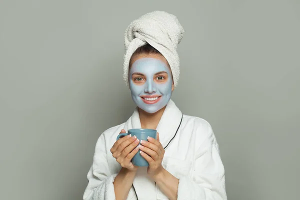 Aantrekkelijke Spa Vrouw Cosmetische Gezichtsmasker Drinken Koffie Blauwe Mok Grijze — Stockfoto