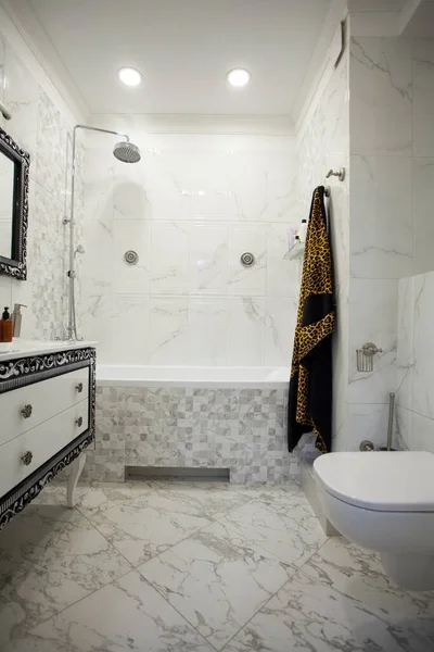 Baño Moderno Con Azulejos Mármol Armario Lujoso Aseo Blanco — Foto de Stock