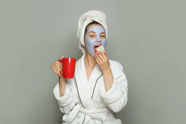 Cute Spa Model Woman Blue Cosmetic Face Mask Coffee Cupcake — Stock Photo, Image