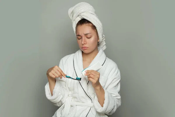 Triste Mulher Sonolenta Escovando Dentes Manhã Cedo — Fotografia de Stock