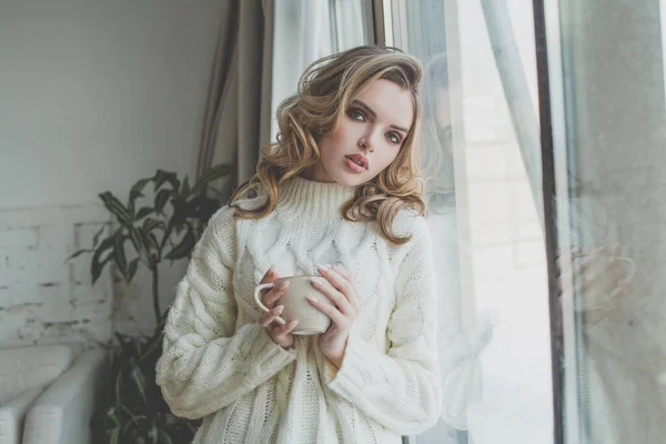 Jeune Femme Saine Détendre Boire Café Près Fenêtre Maison — Photo