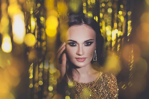 Brunetka Model Kobieta Celebrytka Makijaż Złoty Bokeh Tło — Zdjęcie stockowe