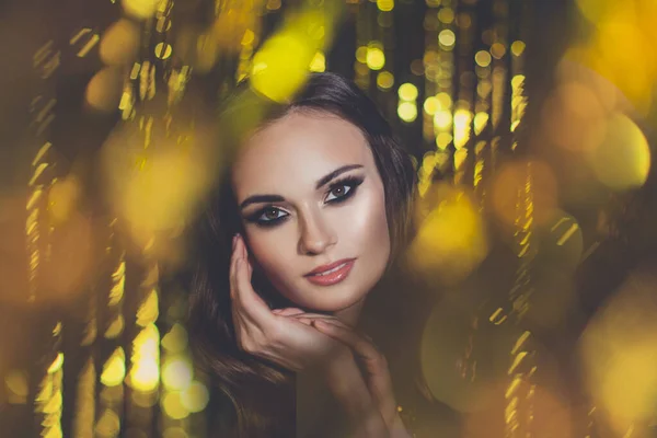 Atrakcyjna Kobieta Celebrytka Makijażem Złotej Stronie Brokat Blask Bokeh Tło — Zdjęcie stockowe