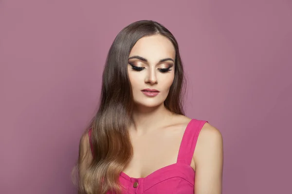 Mujer Atractiva Con Maquillaje Cabello Largo Sano Oscuro Sobre Fondo — Foto de Stock