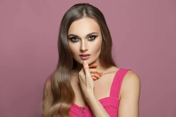 Mujer Perfecta Con Cabello Largo Saludable Maquillaje Sobre Fondo Rosa — Foto de Stock