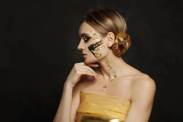 Fashion Beauty Portret Van Stijlvolle Vrouw Met Gouden Make Zwarte — Stockfoto