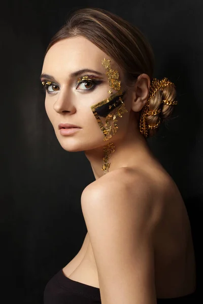 Mooie Vrouw Met Gouden Patroon Haar Gezicht Zwarte Achtergrond — Stockfoto