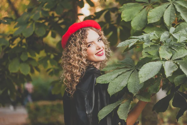 陽気若いです女性上の緑の葉の背景屋外 — ストック写真