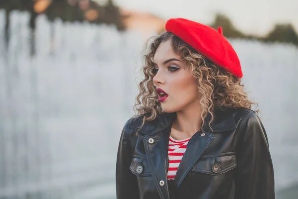 Retrato Mujer Perfecta Boina Roja Aire Libre — Foto de Stock