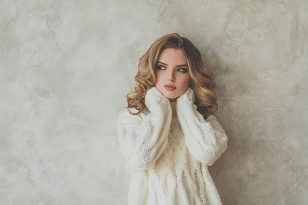 Mujer Rubia Agradable Con Cabello Rizado Saludable Sobre Retrato Fondo — Foto de Stock