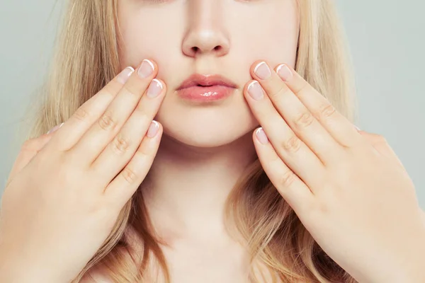 Manicura Francesa Mujer Tocando Cara Mano Con Uñas Bien Arregladas — Foto de Stock