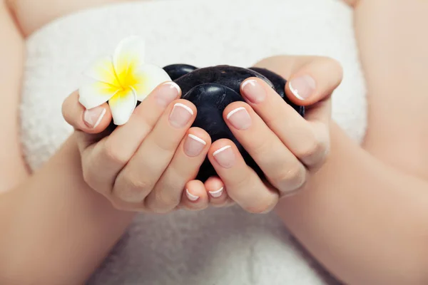 Concepto Spa Con Piedras Masaje Negro Flor Tropical Hermosas Manos — Foto de Stock