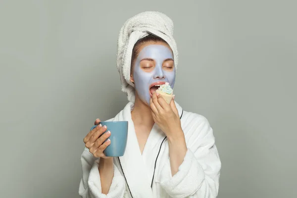 Rutina Femenina Desayuno Mujer Linda Joven Mascarilla Cosmética Desayunando Tomando —  Fotos de Stock