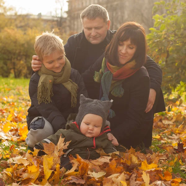 家庭的爱 关心和积极的关系 父母和两个儿子在一起 秋天的肖像 — 图库照片
