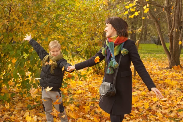 Gelukkig Moeder Haar Zoon Kind Jongen Hebben Plezier Met Herfst — Stockfoto