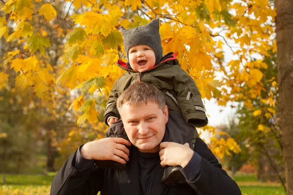 Gelukkige Vader Zoon Hebben Plezier Het Herfstpark Ouder Zoon Samen — Stockfoto