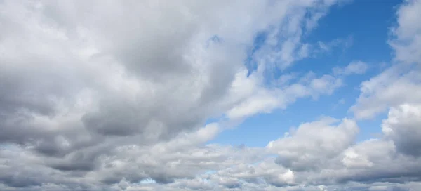 Céu Azul Nuvens Fundo Bela Paisagem Com Nuvens Sol Laranja — Fotografia de Stock
