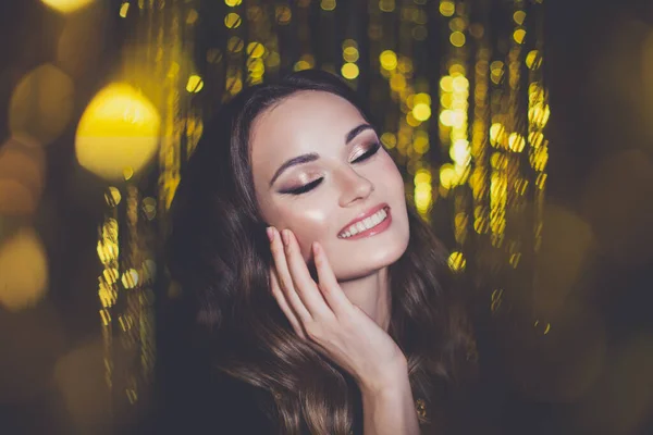 Szczęśliwa Ładna Kobieta Celebryci Makijażu Złoty Brokat Blask Bokeh Tło — Zdjęcie stockowe