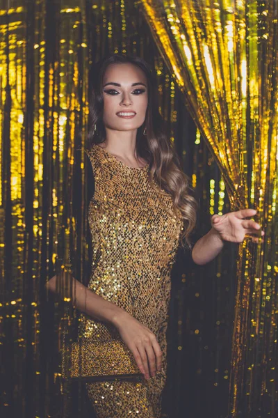 Glamorous Celebridade Mulher Com Maquiagem Vestindo Vestido Ouro Sorrindo Fundo — Fotografia de Stock