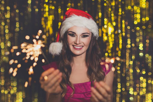 Gelukkig Opgewonden Jonge Vrouw Santa Hoed Glimlachen Gouden Glitter Fonkelen — Stockfoto