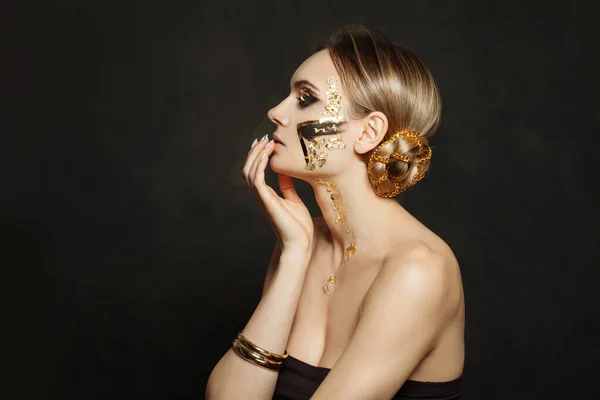 Mujer Agradable Con Maquillaje Dorado Sobre Fondo Negro —  Fotos de Stock