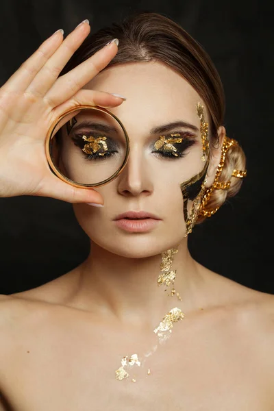 Mooie Vrouw Met Gouden Make Houden Gouden Armband Zwarte Achtergrond — Stockfoto