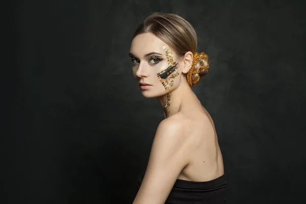Jolie Femme Brune Avec Maquillage Doré Créatif Sur Fond Noir — Photo