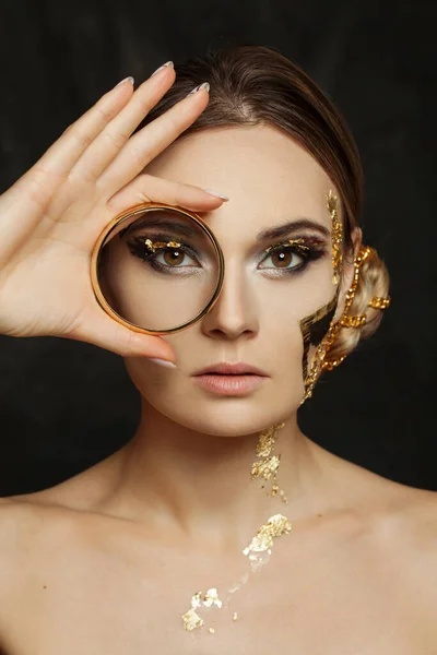 Fashion Portret Van Perfecte Vrouw Met Gouden Make Houden Gouden — Stockfoto