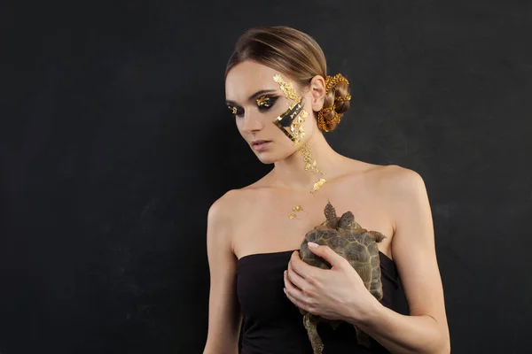 Fashion Portret Van Perfecte Vrouw Met Schildpad Huisdier Zwarte Achtergrond — Stockfoto