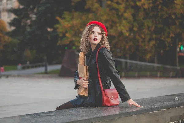 Elegante Mujer Moda Con Maquillaje Posando Aire Libre — Foto de Stock