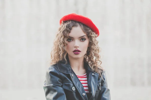 Mulher Bonita Estilo Francês Roupas Retrato — Fotografia de Stock