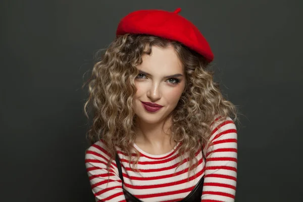 Muito Sorridente Francês Mulher Modelo Moda Vermelho Boina Fundo Preto — Fotografia de Stock