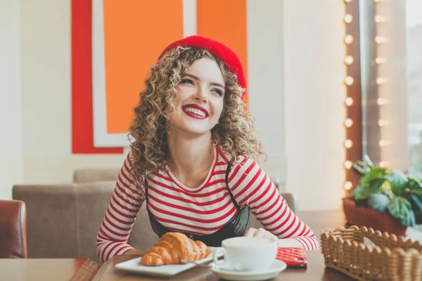 Junge Attraktive Frau Mit Lockiger Frisur Lächelt Und Trinkt Kaffee — Stockfoto