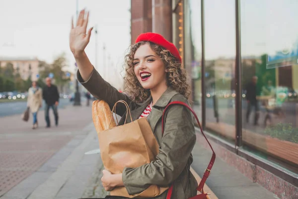 Jovem Mulher Feliz Com Penteado Encaracolado Dizendo Olá Adeus Livre — Fotografia de Stock