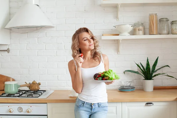 Porträtt Lycklig Lekfull Kvinna Som Äter Färsk Grönsakssallad Från Tallrik — Stockfoto