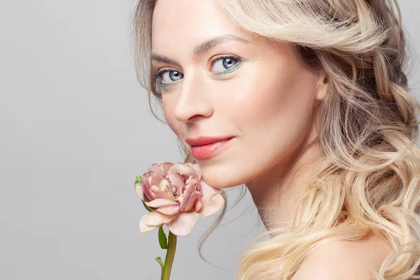 Närbild Skönhet Porträtt Ung Attraktiv Blond Kvinna Leende Ansikte Med — Stockfoto