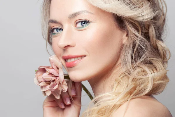 Mulher Bonita Com Pele Limpa Maquiagem Natural Flor Fundo Cinza — Fotografia de Stock