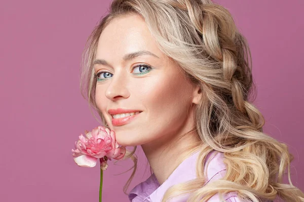 Glad Söt Blond Kvinna Med Blomma Ler Rosa Vackert Ansikte — Stockfoto